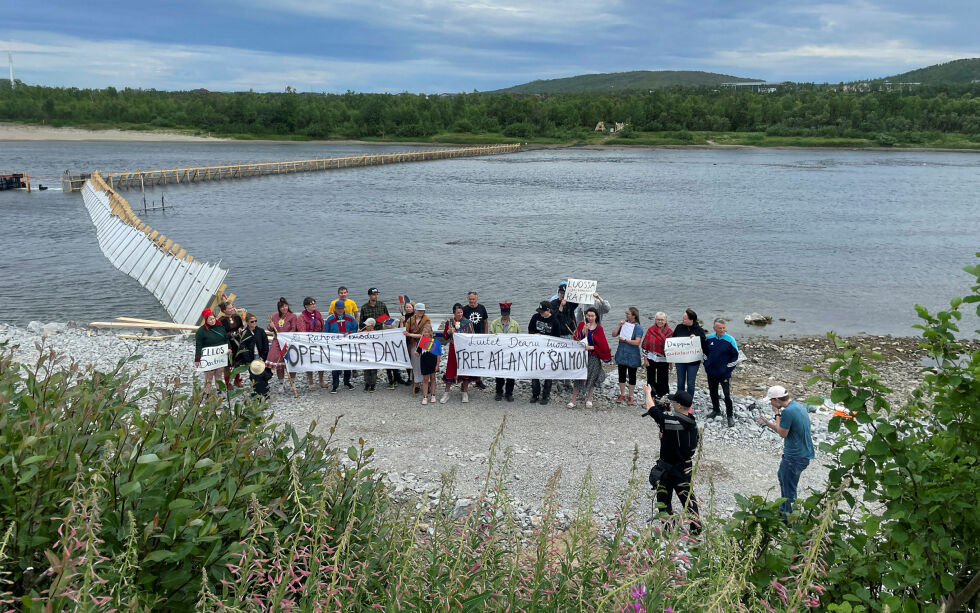 Demonstranter, flesteparten fra finsk side, har tidligere krevd fella fjernet, slik at tanalaksen slippes fri. Nå følger finske myndigheter etter.
 Foto: Birgitte Wisur Olsen