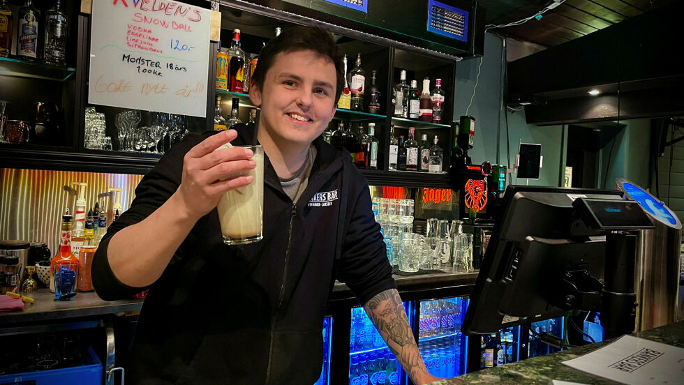 Isak Bjørkli (20) digger jobben som bartender.
 Foto: Karolina Ulfig