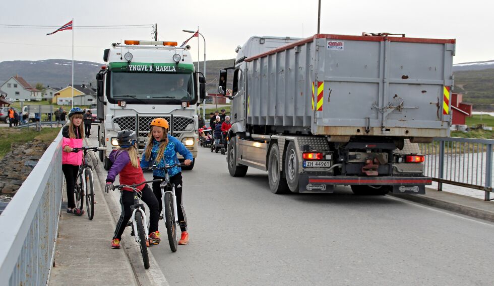 Foreldre og barn aksjonerte sist sommer for å vise de trafikkfarlige forholdene blant annet ved passering av brua. Nå har kommunen satt tiltaket øverst på prioriteringslista.
 Foto: Torbjørn Ittelin
