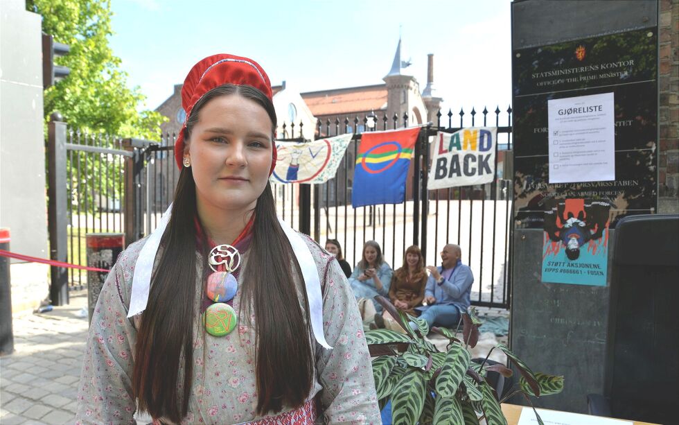 NSR-Ns leder Elle Nystad, her utenfor en av de to portene inn til Statsministerens kontor i anledning markering av at det var 600 dager siden Fosen-dommen, 3. juni 2023.
 Foto: Steinar Solaas