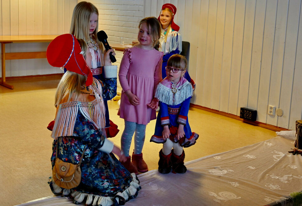 Her er det Stal­lo sin joik som skal frem­fø­res. Jen­ny i rosa har bare bodd i Kar­as­jok si­den som­mer­en 2024, men har al­le­re­de lært seg sam­isk og litt joi­king. Mins­te­jen­ta, Ravd­na-Marijanne, var så mo­dig at hun gitt opp på sce­nen og sang «Mik­kel rev» helt ale­ne et­ter­på.
 Foto: Yvette M Stornes