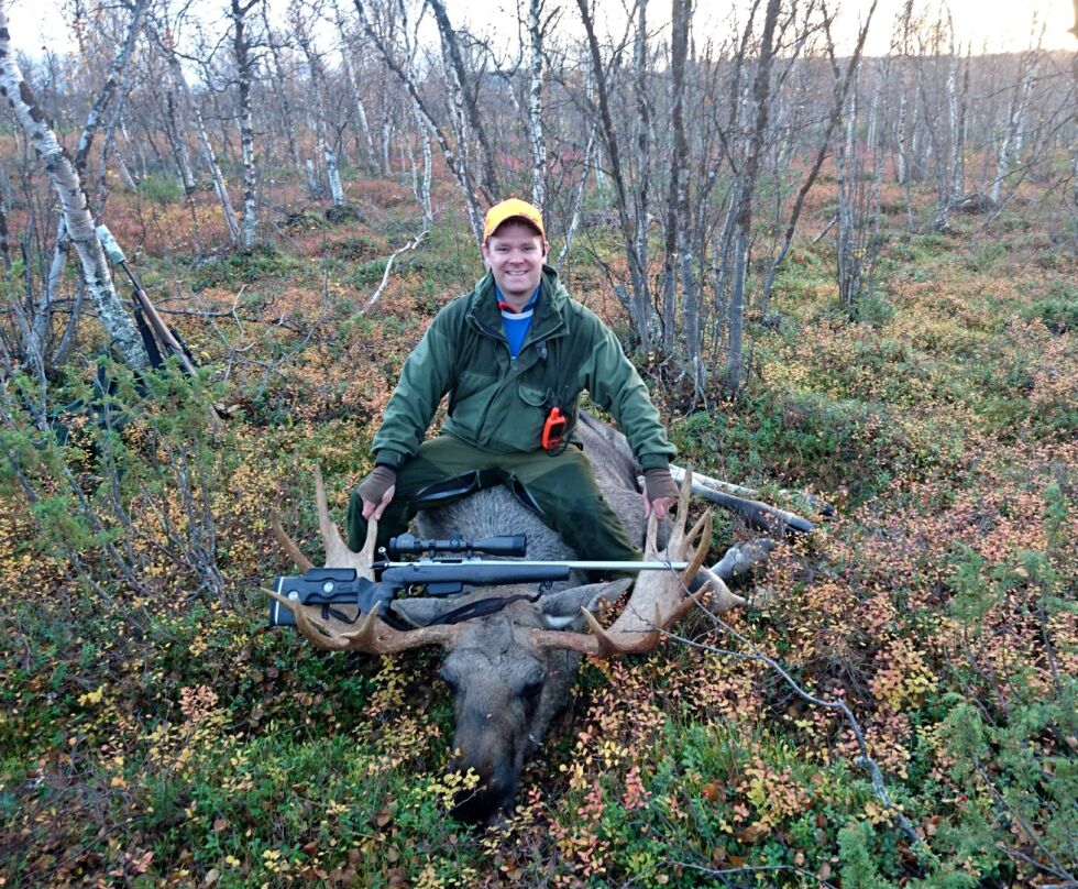 Alexander Henriksen (32) poserer her foran sin femte elg, en 14-takkers okse, felt i Øvre Neiden.
 Foto: Privat