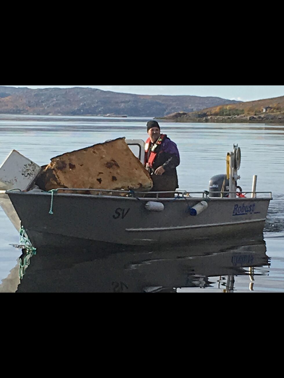 Frysebokser og kjøleskap var blant rasket Helge Stærk kjørte til land og kontaineren i fjæra.
 Foto: Privat