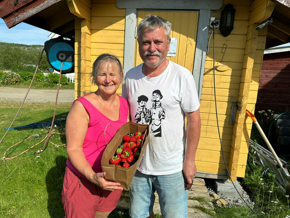 Silja Støyva Arvola og mannen Pål Gabrielsen poserer her med de første kurvene av årets produksjon av topp kvalitets jordbær på Arvolaneset.
 Foto: Hallgeir Henriksen