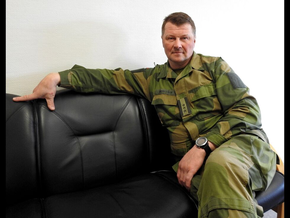 Oberst Jørn Erik Berntsen har ønsket seg bedre flyrutetilbud. Nå ligger det an til at Forsvaret spytter inn 90 millioner i en direkterute over fire år. Antall avganger per uke vil avhenge av flytype og antall seter.
 Foto: Kristin Marie Ericsson