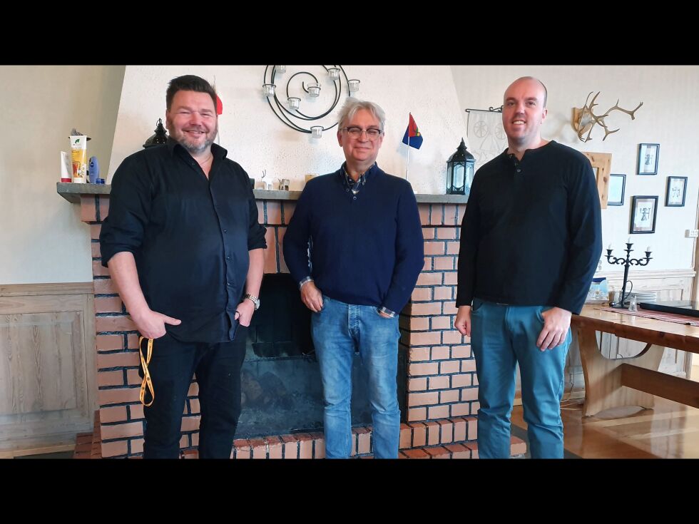 Assisterende leder ved Sørsamisk kunnskapspark, Roy Kappfjell og leder Lars Gunnar Marken (til venstre og til høyre), har hatt besøk av stortingsrepresentant André N. Skjelstad (Venstre), som tente på ideen om nybygg, og tar den videre til regjering og Stortinget.
 Foto: Sørsamisk kunnskapspark