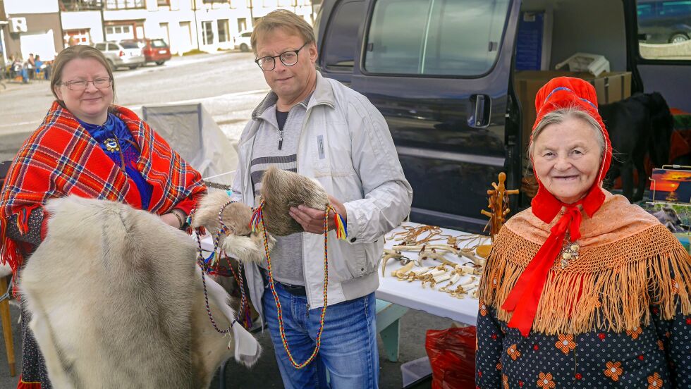 Reidar Kvamme tror at en årsak til at Marit Gunhild Sara (til venstre) og hennes mor Marit Anne Eira Sara selger godt med suvenirer på torget i Honningsvåg er at de selger – ekte vare.
 Foto: Geir Johansen