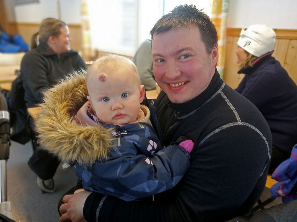 Stig Kaspersen med datteren Julie på armen etter at han har gått Oscarsrennet for første gang i historien.
 Foto: Erik Brenli