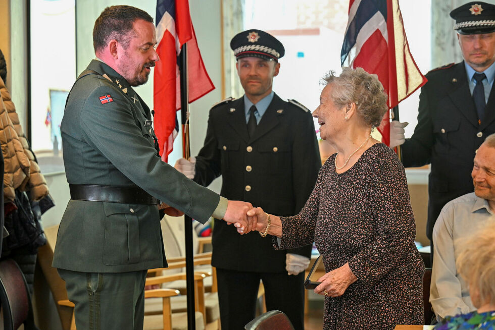 Petra Olsen mottar Forsvarets deltakermedalje.
 Foto: Irene Andersen
