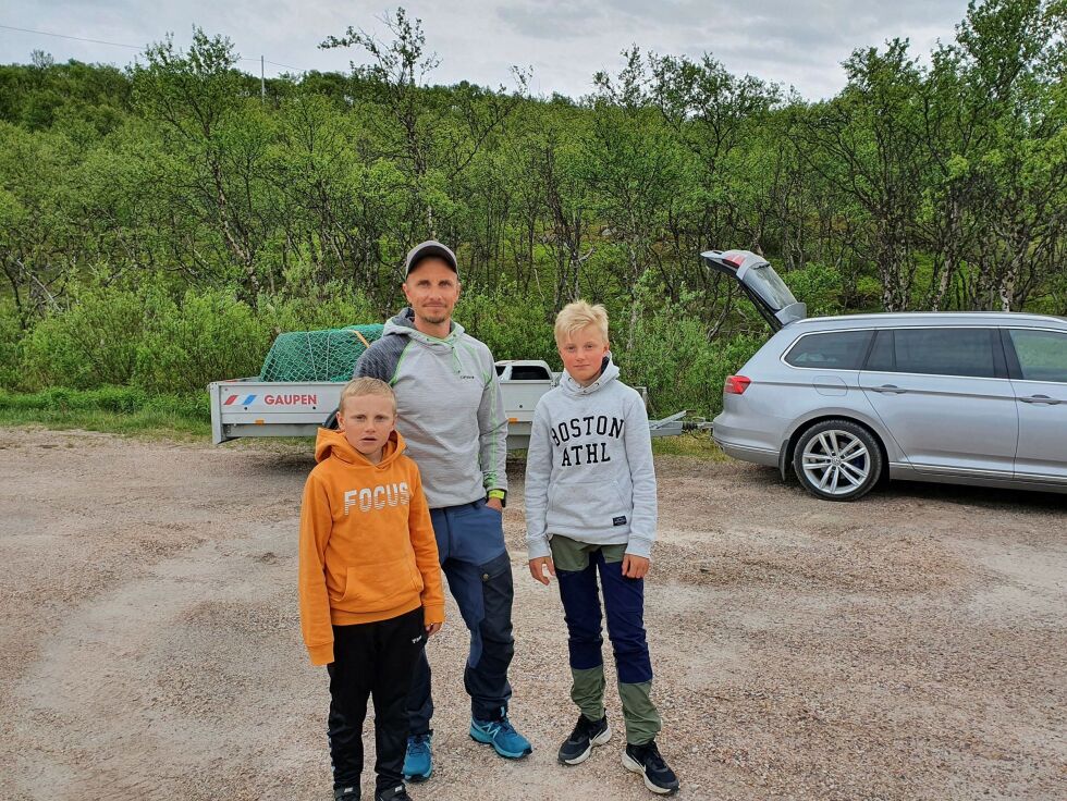 Kai Larsen (i midten) og sønnene Brede Wiik-Larsen (til venstre) og Brynjar Wiik-Larsen syntes det var topp å komme på hytta i Smalfjord igjen etter to måneders veistenging. – Vi har ikke orket å kjøre rundt via Karasjok og Lakselv, forteller Kai Larsen.
 Foto: Tom Hardy