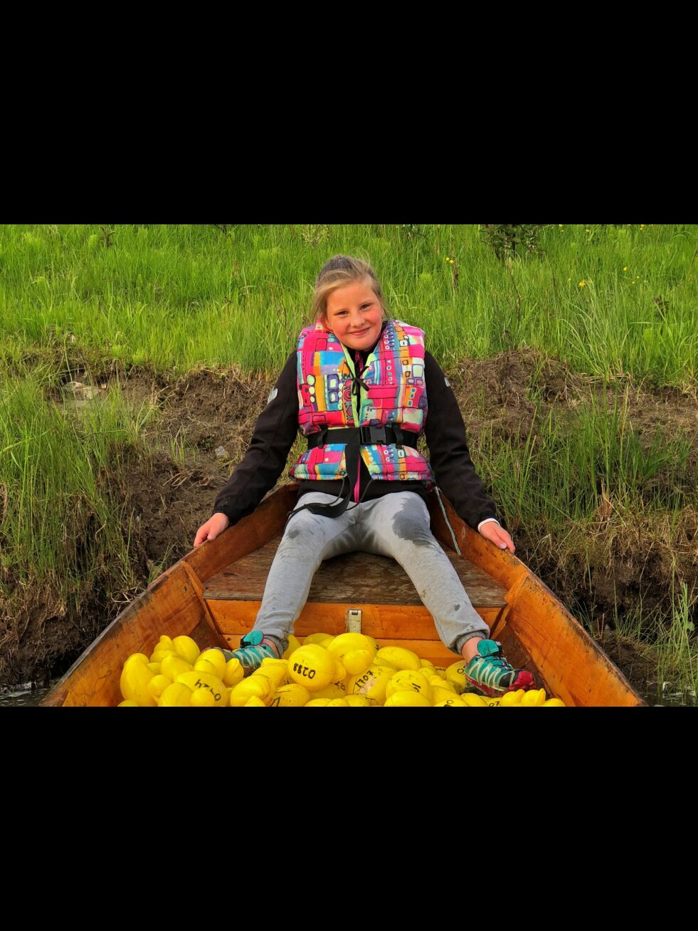 Sandra Nilsen fra Seida med båten full av ender etter endt andeløp.
 Foto: Svein Tore Gaski