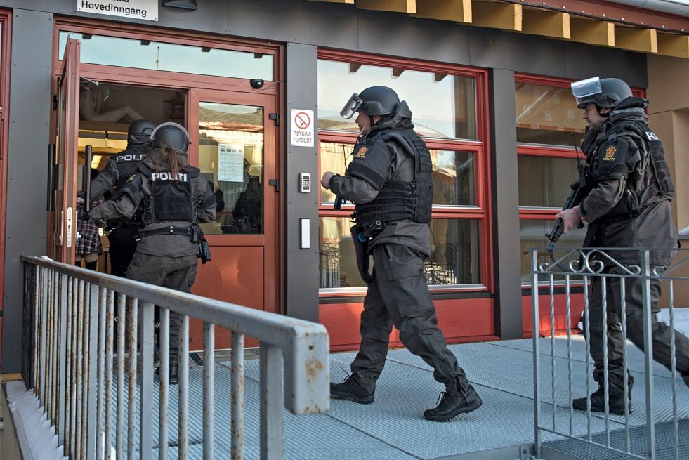Det er øvelser av denne typen brannvesenet ikke deltar på. Dette bildet er for øvrig tatt under en tidligere øvelse i Lakselv, der scenariet var skoleskyting.
 Foto: Marius Thorsen