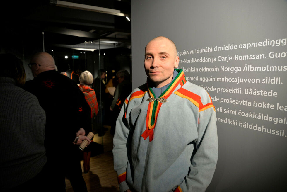 Museumsleder Thomas Ole Andersen ønsker velkommen til utstillingen Siidii, som er sluttføring av det mangeårige Bååstede-prosjektet for Várdobáikis del.
 Foto: Steinar Solaas