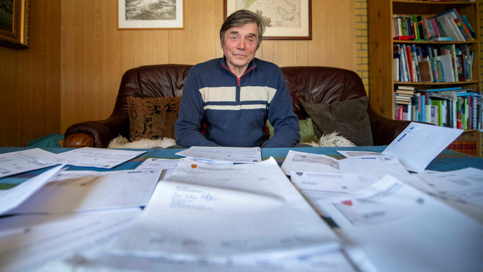 Anders Somby jr. er oppgitt over de utallige brevene med betalingskrav om Porsanger kommune sender ham.
 Foto: Cecilie Bergan Stuedal