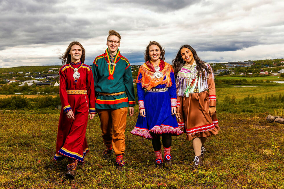 Samiske veivisere skal være guider og bistå når de samiske kunstnerne Pauliina Feodoroff, Máret Ánne Sara og Anders Sunna representerer Sápmi og viser sin kunst ved den samiske paviljongen. Foto: Samiske Veivisere/Mads Suhr Pettersen
 Foto: Samiske Veivisere/Mads Suhr Pe