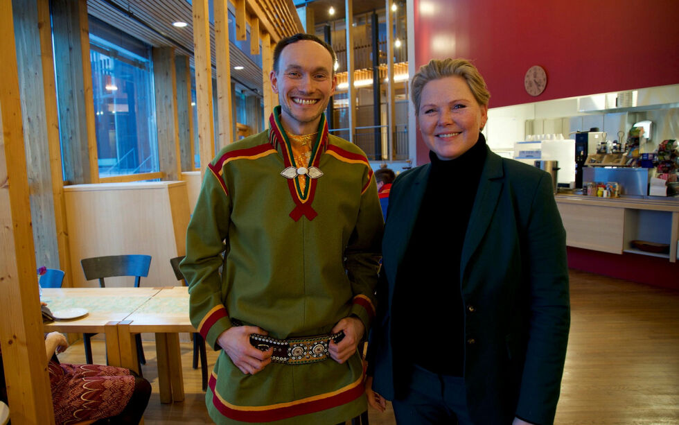 Utviklingsminister og minister for nordisk samarbeid, Anne Beathe Kristiansen Tvinnereim (Sp) og sametingsråd Runar Myrnes Balto (NSR) er svært fornøyd med møtet de hadde på Sametinget onsdag.
 Foto: Steinar Solaas