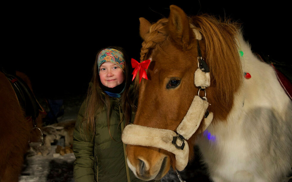 Sandra Ratama (9) liker å ri, og synes islandshestene er de aller fineste hestene.
 Foto: Sara Olaussen Stensvold