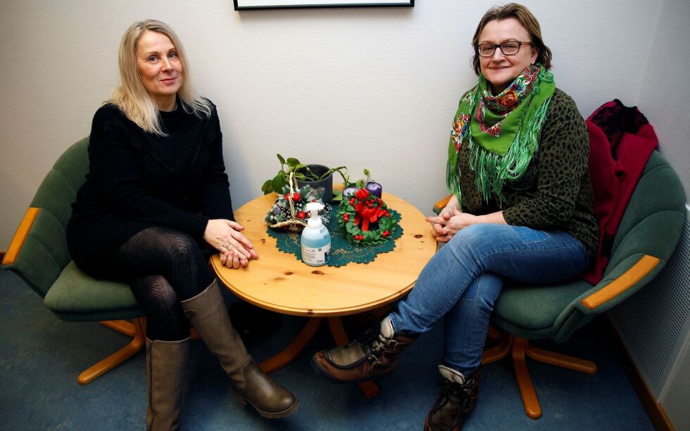 Anne Kirsten Anti ved Utviklingssenteret for sykehjem og hjemmetjenester til den samiske befolkningen (USHT-samisk) og Gudrun Lindi ved Kárenaš samisk språk- og kultursenter forteller om det pågående prosjektet.
 Foto: June Helén Bjørnback