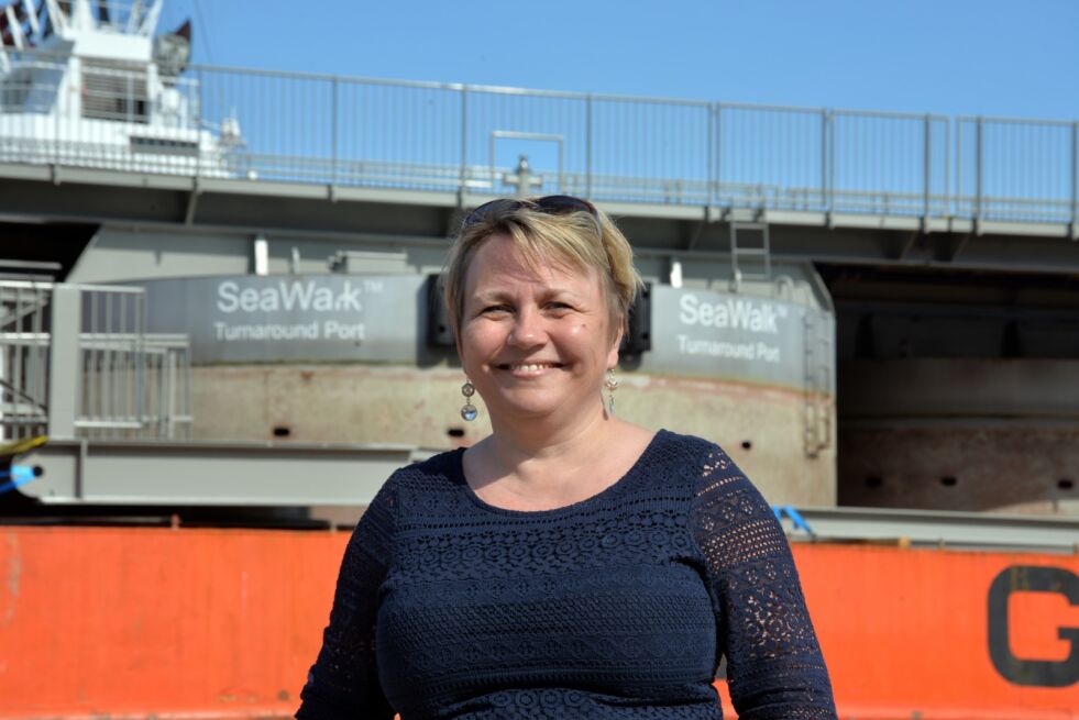 Fordi mange par øyne ute i verden vil følge nøye med hvordan cruisebåten i juli blir mottat, oppfordrer ordfører Aina Borch (Ap) til et felles løft for at Glad Lakselv-markedet speiler Porsanger. På bildet ønsker hun SeaWalk'en, eller foldekaia, velkommen hjem til Hamnbukt sommeren 2017.
 Foto: Sonja E. Andersen