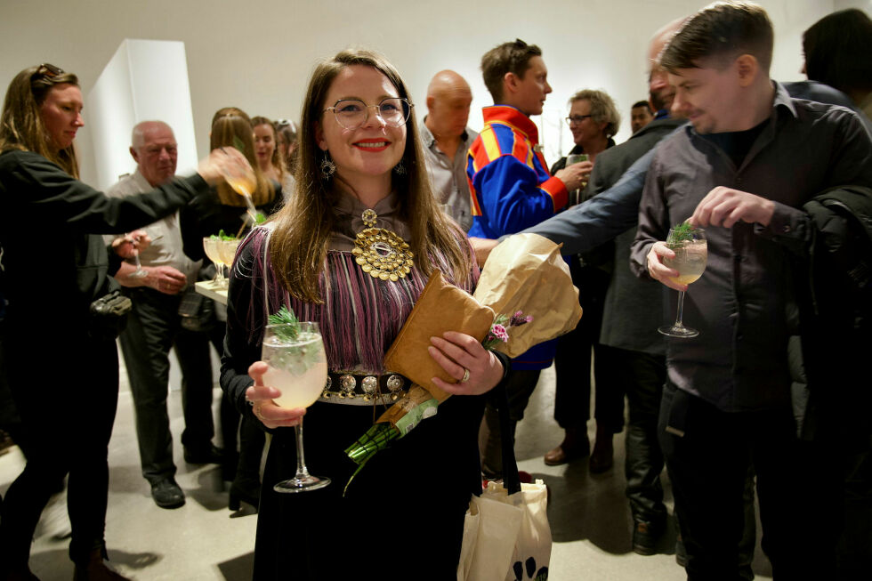 Det vanket både hyllester, gaver og blomster til kunstneren. Hun reiste definitivt ikke alene fra utstillingsåpningen, for folk var tydelig imponert.
 Foto: Yvette M Stornes