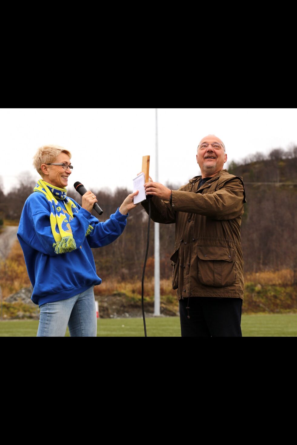 Klubbleder Kjersti Øvergaard Dahlberg (til høyre) og ordfører Rune Rafaelsen fikk æren av å markere at flombelysningen var klar på lørdag.
 Foto: Silje L Kvammen