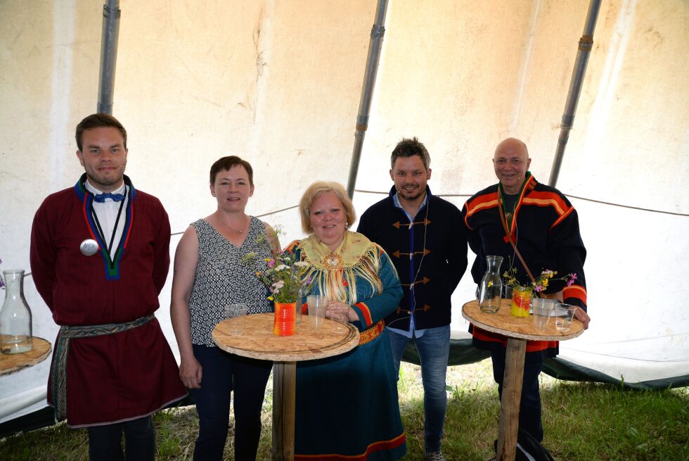 Mikkel Eskil Mikkelsen (NSR), Grethe Anita Andersen (NSR), Vibeke Larsen (Šiella), Lars Filip Paulsen (Høyre) og Arild Pettersen Inga (AP) møttes til debatt i storlávvuen.
 Foto: Steinar Solaas