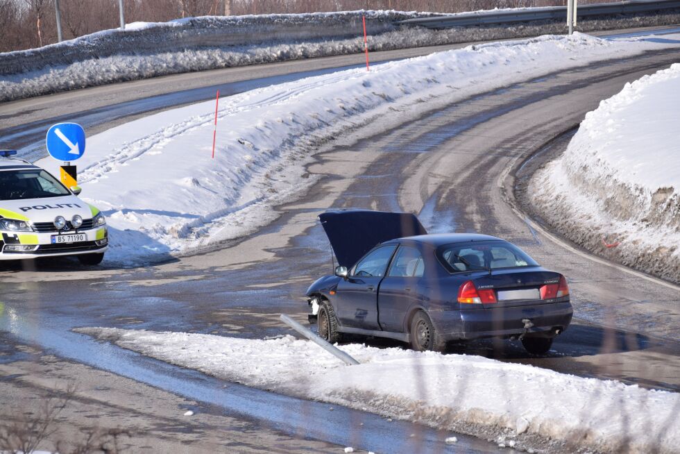 Føreren av denne bilen blåste rødt på politiets utåndingsprøve etter ulykken hvor vedkommende kjørte over trafikkøya og kjørte ned skiltet.
 Foto: Hilde Porsanger