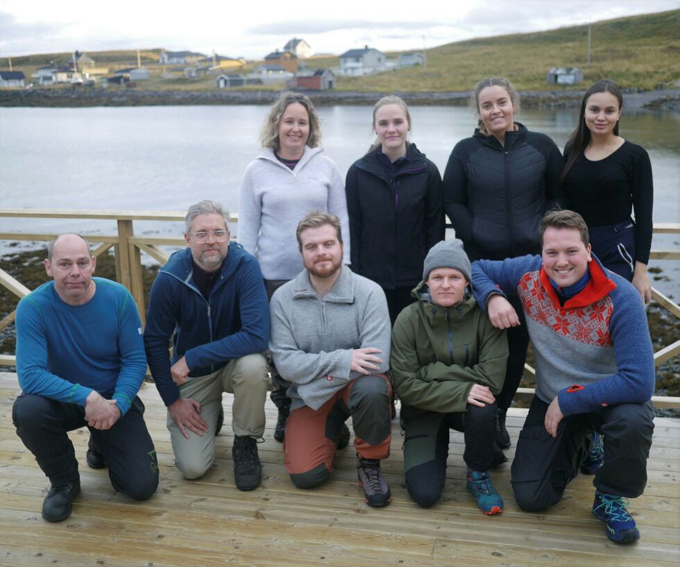 Studenter og veiledere samlet på kaia på Sarnes. Bak fra venstre Elin Kubberød (faglig veileder), Inga Borge, Emilie Bærulfsen og Cassandra Ulleberg. Foran fra venstre Yngve Kristiansen, Marius Grønning (faglig veileder), Kristian Listou Rikdsheim, Rolf Oftedal og Markus Hasle Sveen. Foto: Geir Johansen