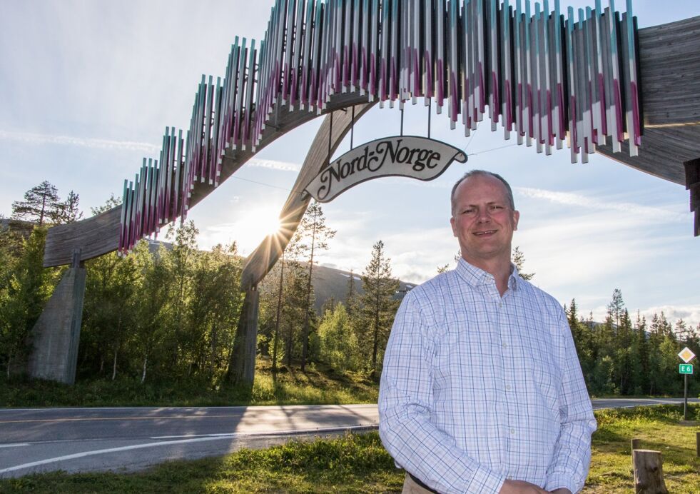 I fjor sommer kjørte den reiseglade samferdselsminister E6 fra Kirkenes til Oslo. På bildet står han ved portalen til Nord-Norge, på grensa mellom Nordland og Trøndelag. Nå skal han reise med tog fra Bodø til Trondheim og ha mange møter underveis.
 Foto: (Foto: Samferdselsdepartementet)