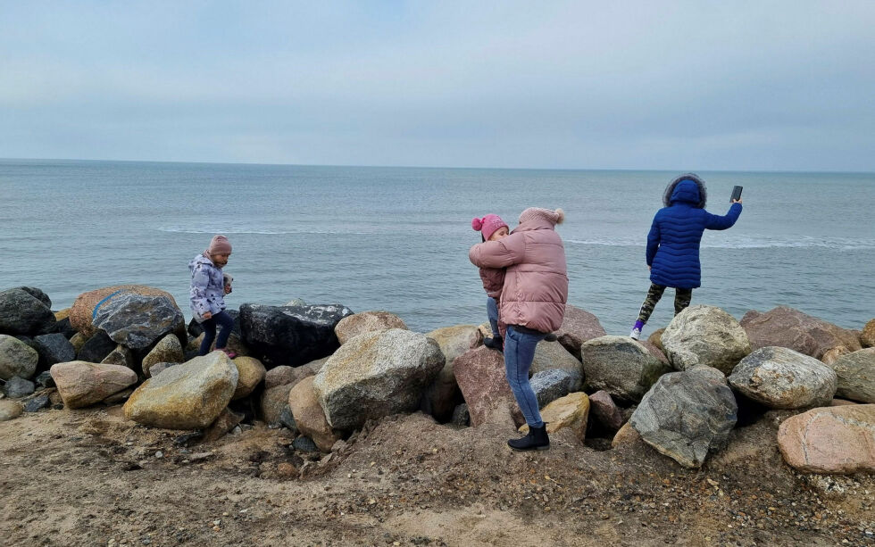 Ukrainske barn ser havet for første gang i livet, som flyktninger i Danmark.
 Foto: Ann-Kristin Lind