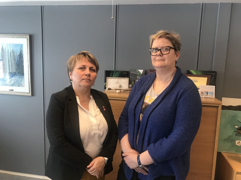 Ordfører Aina Borch og rådmann Bente Larssen er tydelig preget av at Porsanger er involvert i nedlasting av overgrepsmateriale og seksuell fremstilling av barn. De vet ikke hvor stort omfanget i kommunen er, og håper politiets pressekonferanse kan gi dem noen flere svar.
 Foto: Kristin Marie Ericsson