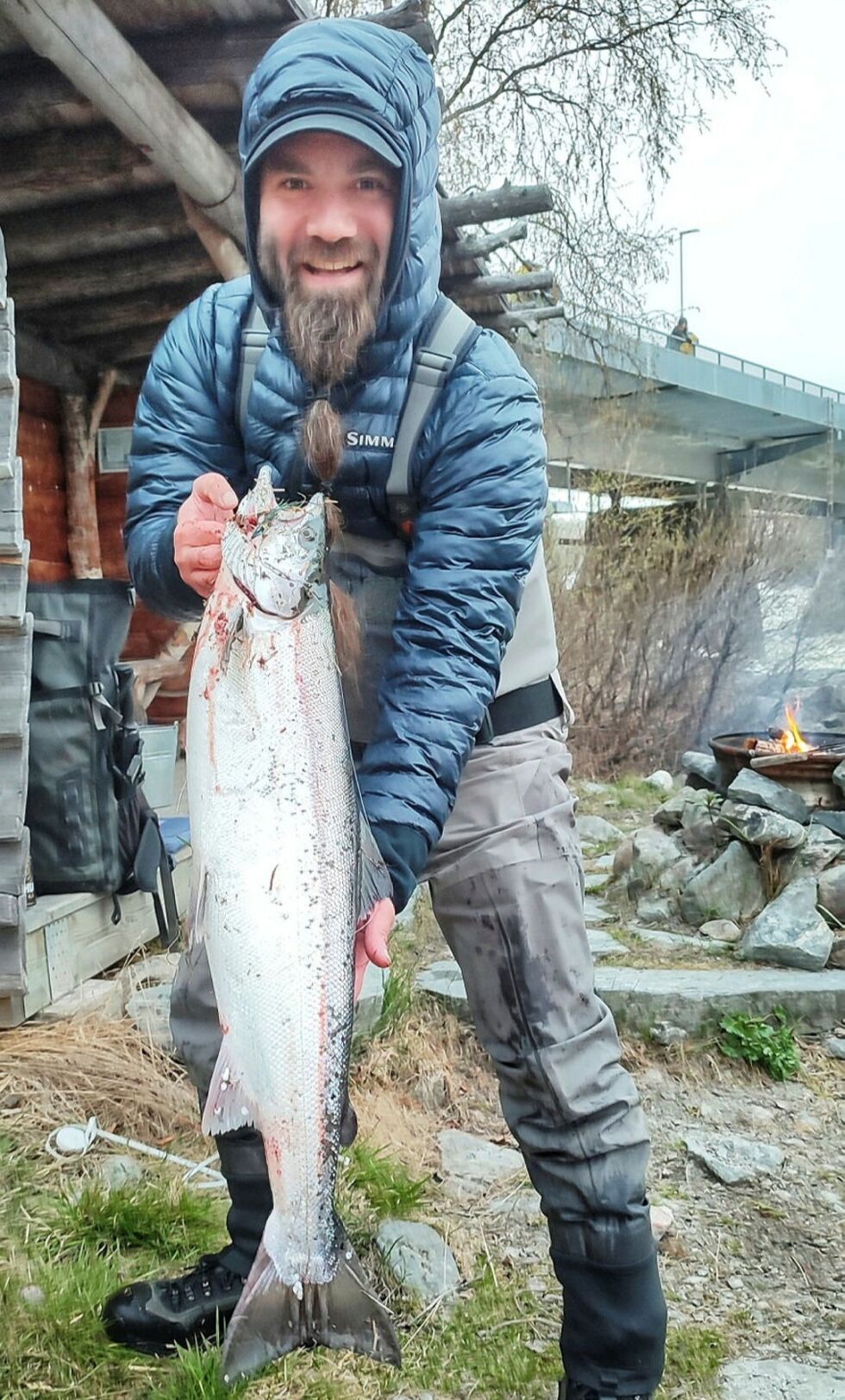 Her smiler Harri Niemi fornøyd etter at årets første laks på 4,5 kilo er landet.
 Foto: Alexa-Kristin Camire