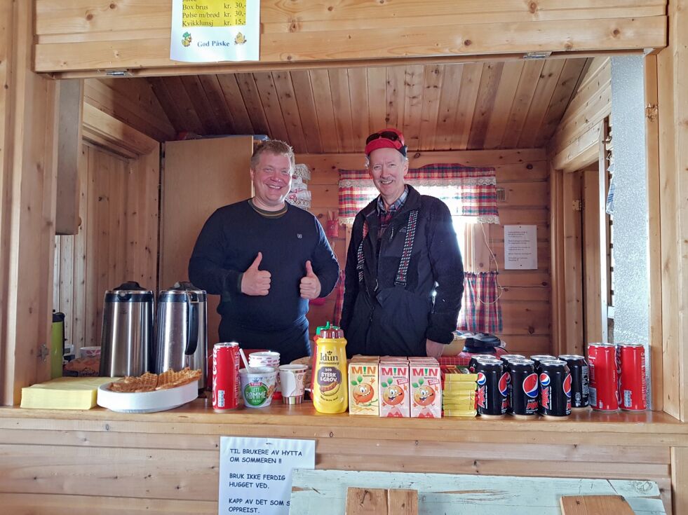 Oskar Kaspersen og Arve Øverland sørget for at de som kom til Abborstua påskeaften fikk servering.
 Foto: Trine Sveinsdatter Johansen