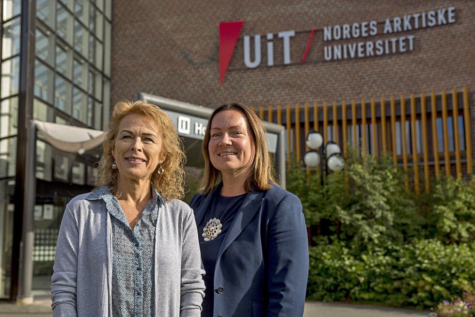 Prodekan Synnøve Thomassen Andersen og instituttleder Nina Hermansen ved Helse og sosial-fakultetet, UiT Norges arktiske universitet, lanserte boken «Handlingsrom i barnevernet» nylig.
 Foto:  UiT/Tommy Hansen