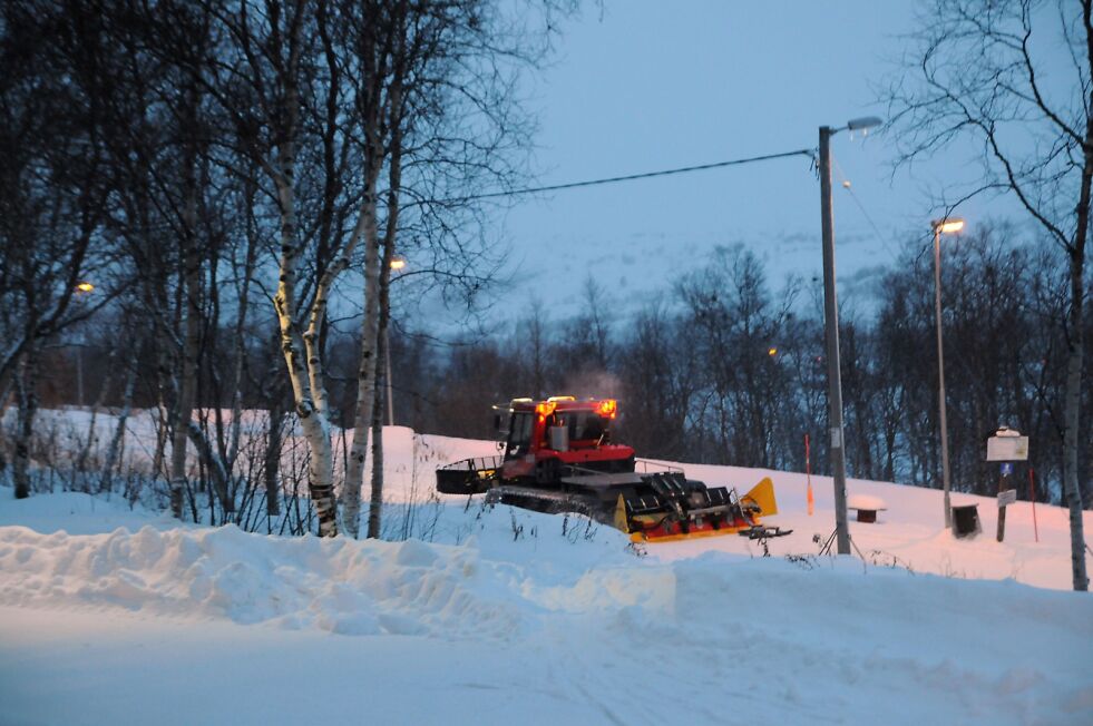 Ifølge dem som daglig bruker lysløypa, har denne tråkkemaskinen kun vært ute to ganger denne sesongen som snart har vart én måned.
 Foto: Halllgeir Henriksen