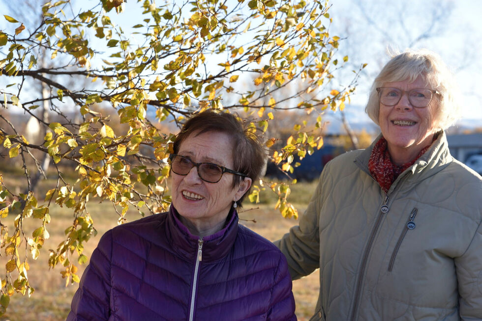 Margrethe Bakkevold (til venstre) og Gerd Marie Østbø tok turen til Ságat for å fortelle om at koret feirer femti år.
 Foto: Oskar Melkeraaen Aas