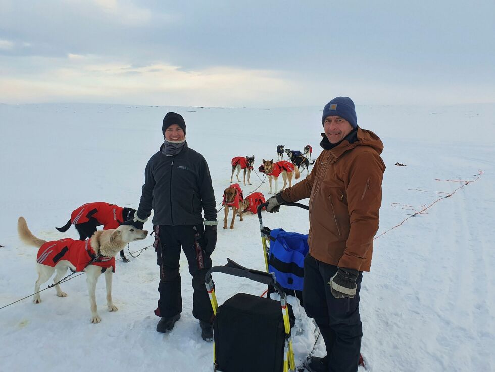 – Å være på fisketur med hunder gir en ekstrem frihet, sier Sámmol Nystad (til venstre) og Børge Johansen, begge fra Karasjok.
 Foto: Tom Hardy