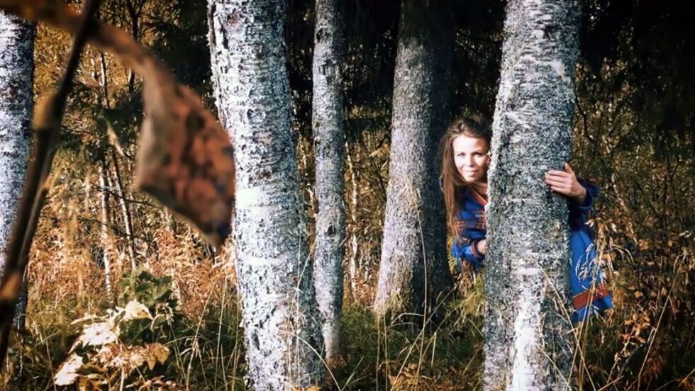 Cathrine Heimly-Fankki spiller huldra i en av filmene som er lagt ut på nettet og koblet til den nye kulturstien.
 Foto: Skjermbilde