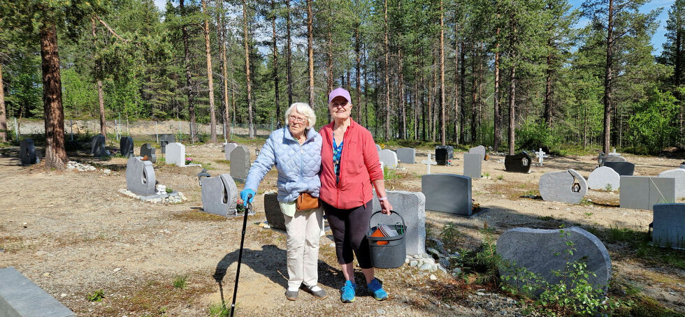Thorgunn Kristensen, som akkurat har fylt 90, og dattera Jorid tok turen fra Elvenes for å stelle sine graver. De var glad for at skogen var ryddet bort i den nye delen av kirkegården, så det er lettere å finne frem.
 Foto: Hill Haga