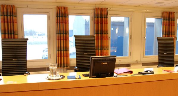Sparket, slo og spyttet på politiet