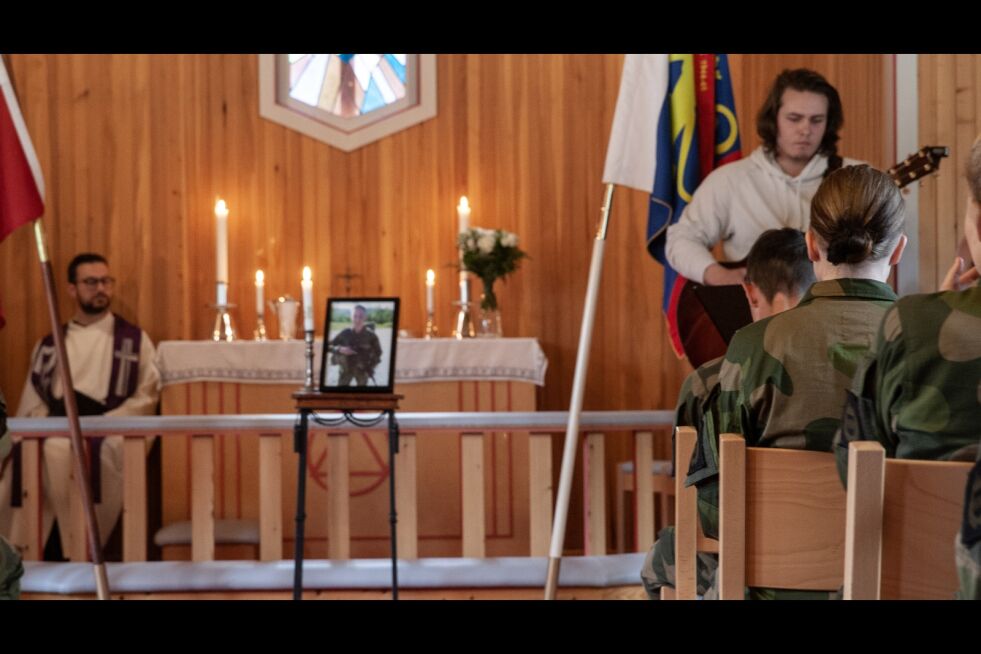 Torsdag ble Kevin Berg minnet med sang, minneord og dikt.
 Foto: FORSVARET
