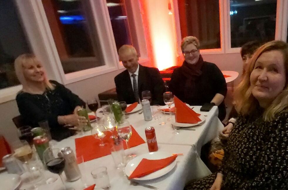 Varaordfører Elin Mathisen var blant de inviterte til årsfesten. Her sammen med Grethe Høvik (til høyre), idrettsleder Geir Knudsen, Nicole Merten.
 Foto: Bengt Hølvold