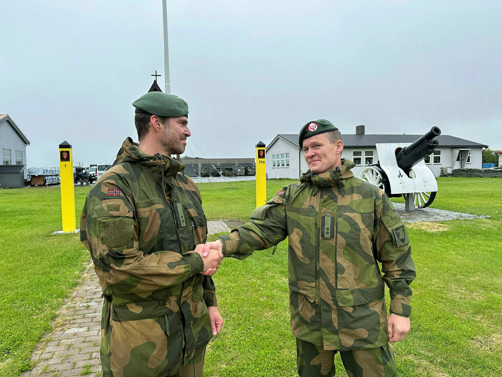 Her ønsker avtroppende sjef for jegerbataljonen, oberstløytnant Michael Spanne Rozmara, påtroppende sjef oberstløytnant Audun Jørstad lykke til med jobben.
 Foto: Hallgeir Henriksen