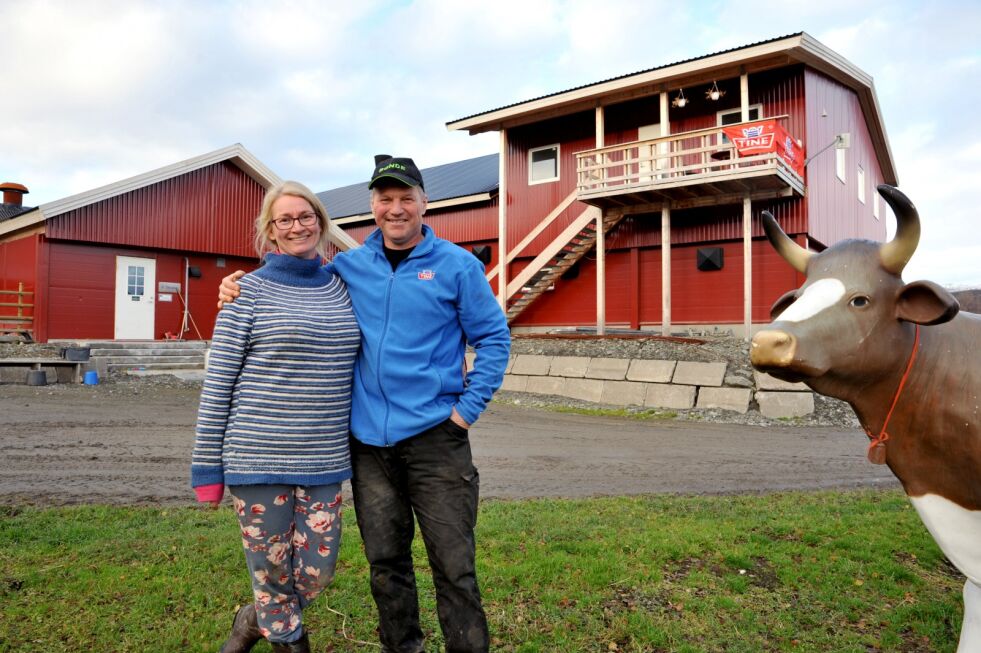 Svein Ivar og Wiebke Slåtsveen har slo seg ned i Bekkarfjord for 16 år siden, og har jobbet i landbruket siden den gang. Nå vil de to bli satt pris på av Innovasjon Norge.
 Foto: Erik Brenli