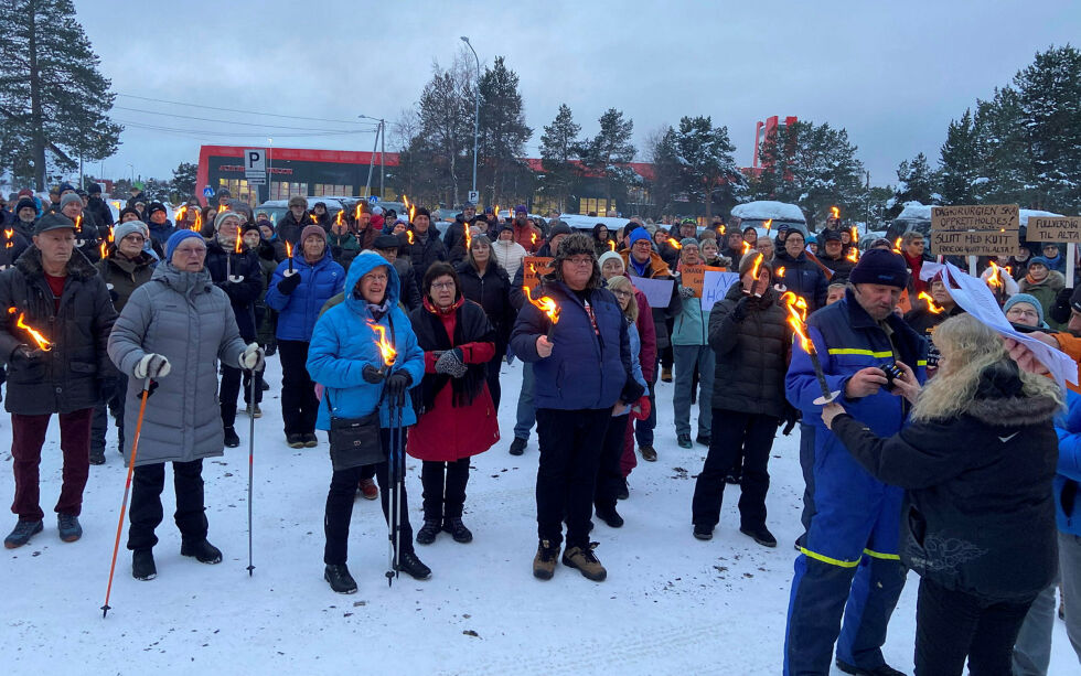 Fakkelmarkering i Alta om Finnmarkssykehuset. 
– Vi har ikke råd til å miste velfungerende behandlingstilbud, miste helsepersonell, få enda lengre behandlingskøer og dårligere behandling til befolkningen i Finnmark, sa Mariann Smith-Novik i sin appell.
 Foto: Mariann Smith-Novik