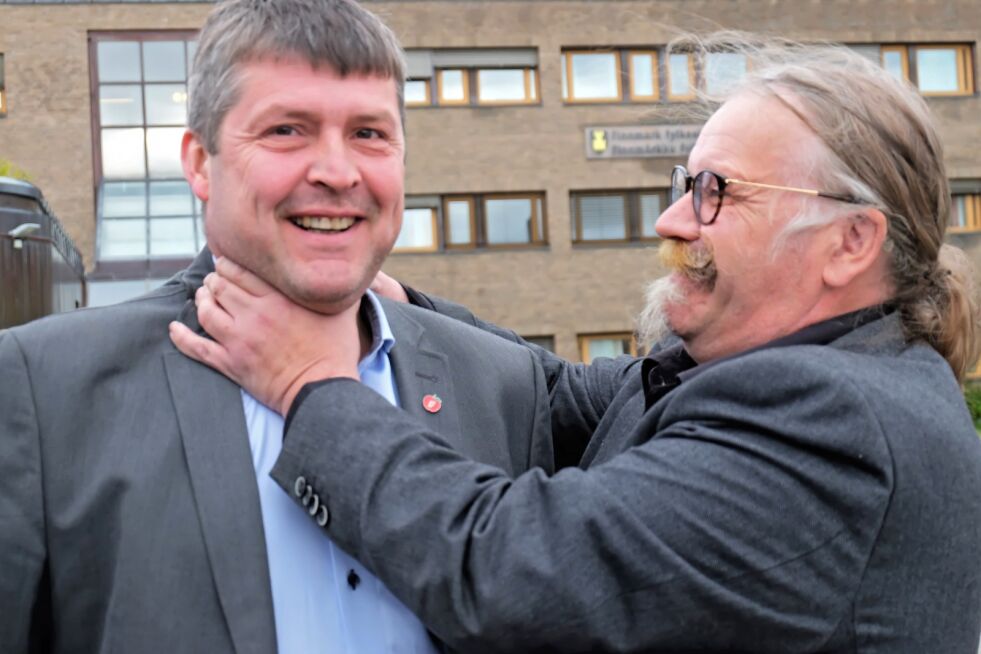 I møtesalen er de ofte grunnleggende uenig, men når de forlater møtesalen er tonen vennlig og munter mellom FrPs Bengt Rune Strifeldt (til venstre) og Sps Kurt Wikan.
 Foto: Bjørn Hildonen