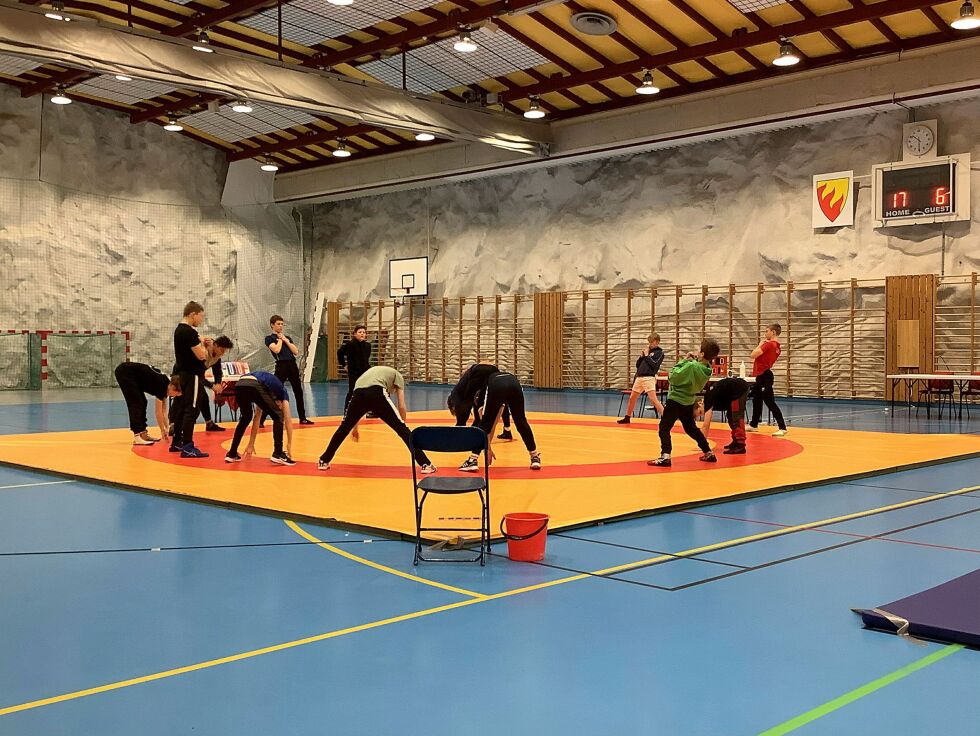 Tøy og bøy er viktig før bryterne skal ut på matta i kamp, og her gjøres det gode forberedelser.
 Foto: Johnny Olaussen