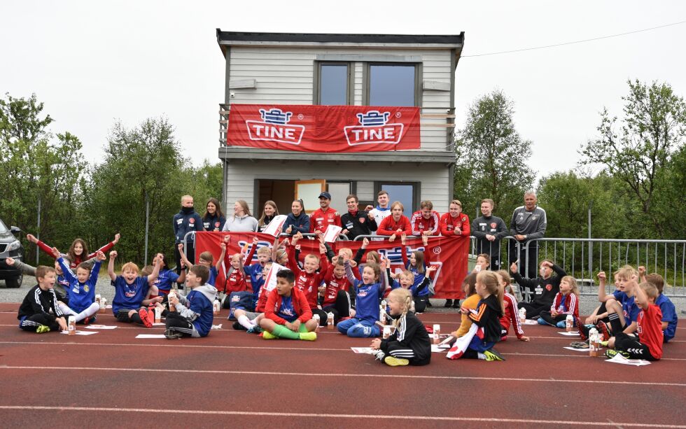 Reidulf Høybakken forteller at han er opptatt av å skape aktivitet. Fotballskolen skal også være mest for gøy. Her jubler alle for en godt gjennomført fotballskole. Foto: Kristin Humstad.