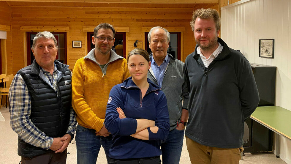 Vanja Blix Olsen (i midten), Ketil Foss (i gult) og Torbjørn Brox Webber (til høyre) ble valgt inn i interimsstyret for ei ny formalisert aksjonsgruppe for bedre vei i Pasvik. Pensjonistene Aksel Emanuelsen (til venstre) og Åsmund Røst vil i oppstarten fungere som rådgivere.
 Foto: Hallgeir Henriksen