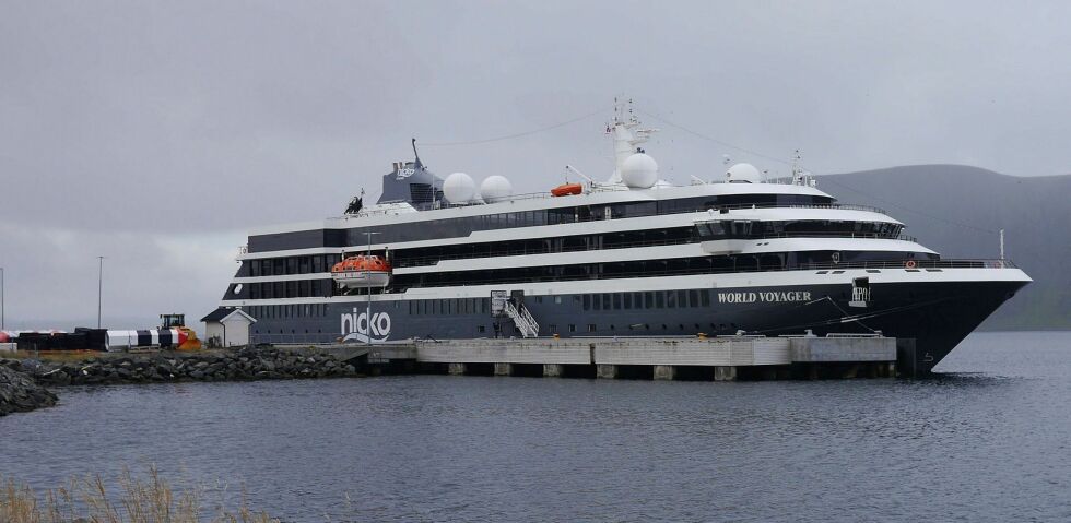 Mandag formiddag kom det portugisiske cruiseskipet World Voyager til kai i Honningsvåg. Det er første cruiseskipsanløp siden i februar 2020.
 Foto: Geir Johansen